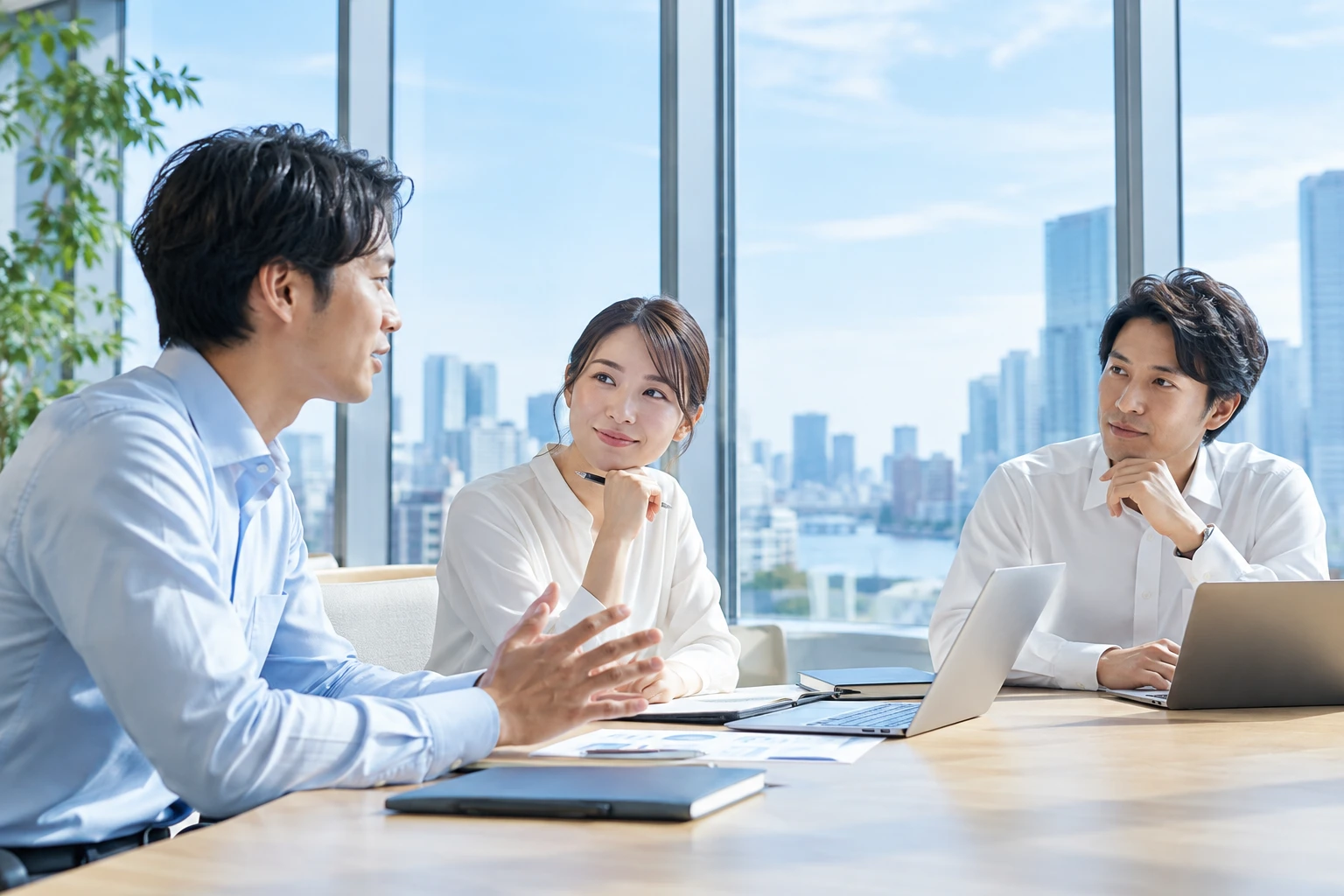 明るい会議室で戦略を話し合うチームのイメージ