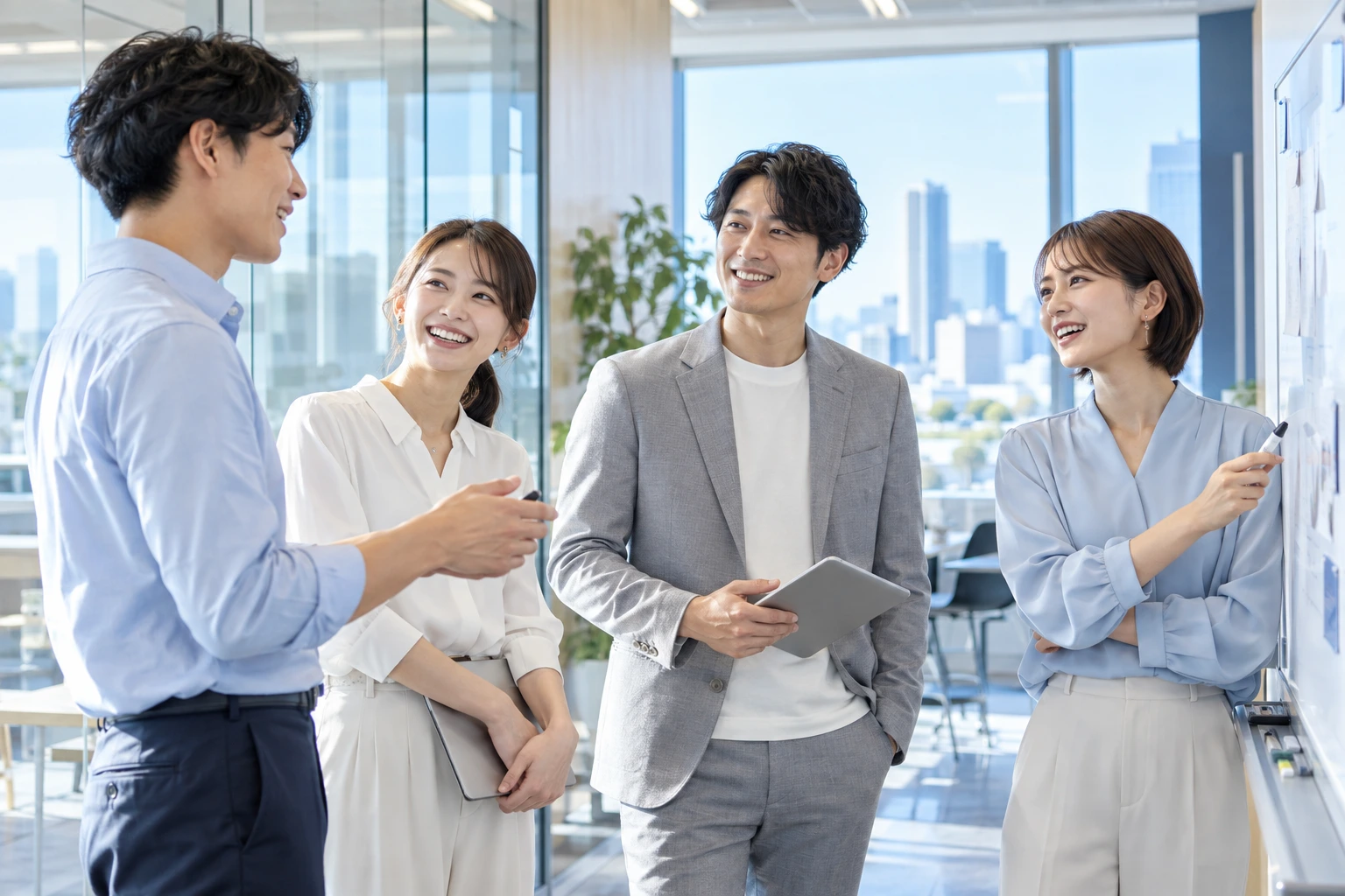 明るいオフィスで意見を交わすチーム