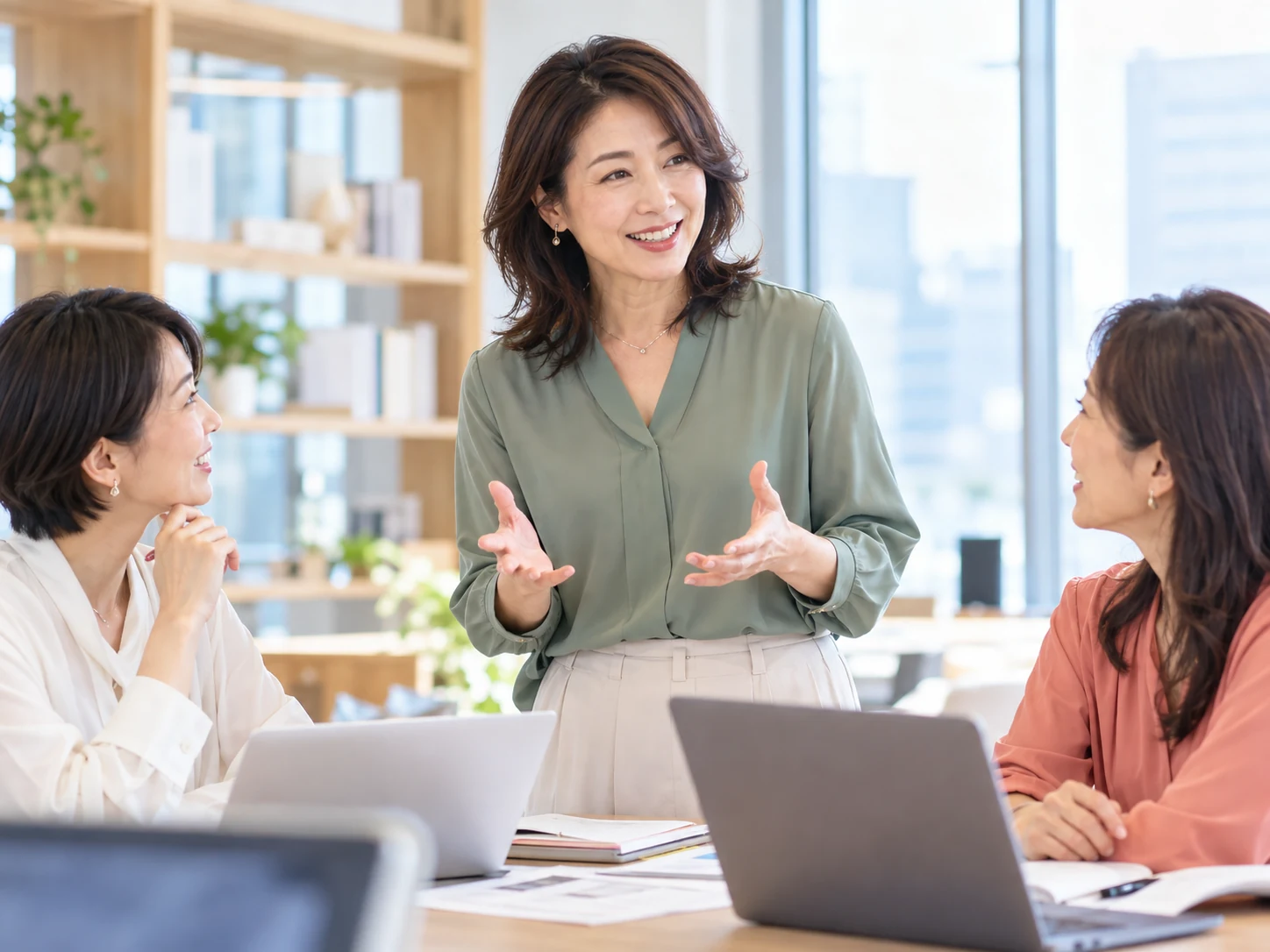 経験を活かして同僚へアイデアを伝える女性