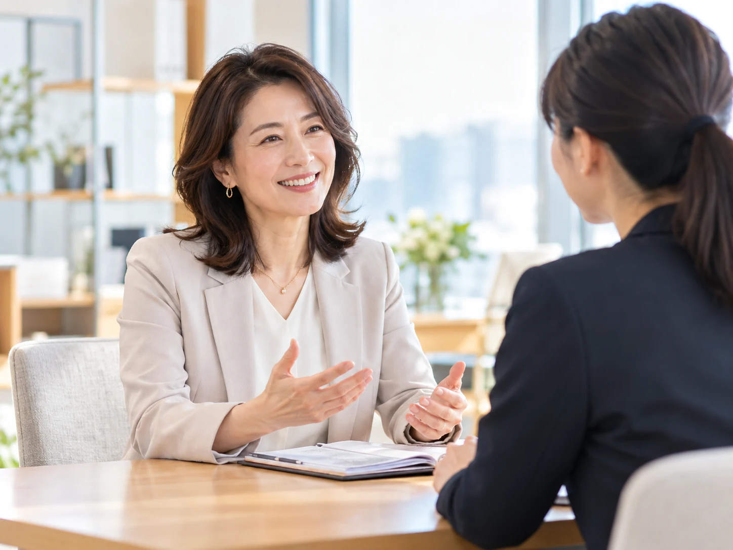 経験を伝えながら転職の相談をする女性